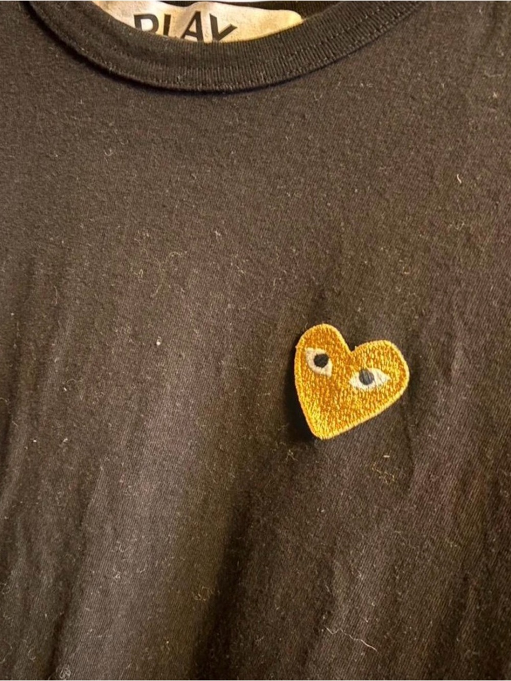 COMME DES GARÇONS PLAY tee shirt in Black with Gold Heart - Picture 2 of 6